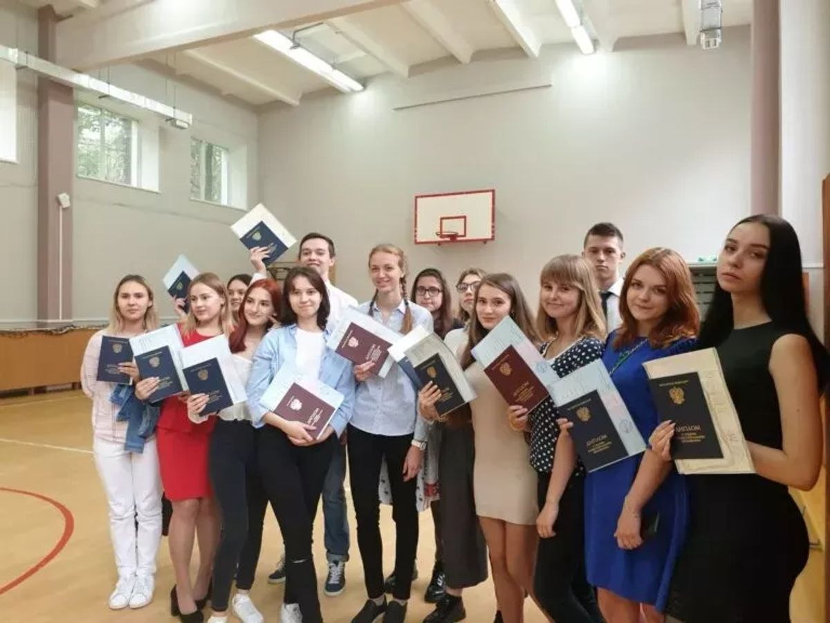 Выпускники колледжа с дипломами
